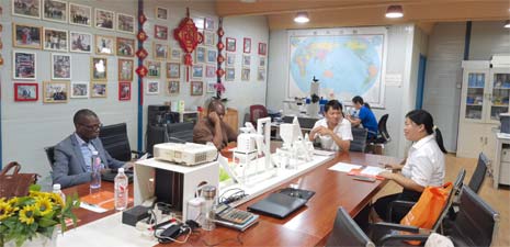 非洲客戶訪問強(qiáng)福設(shè)備購買飼料顆粒機(jī)械