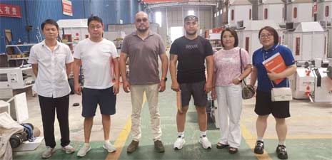 蒙古客戶訪問強(qiáng)福機(jī)械再次購買飼料成套設(shè)備
