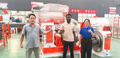 非洲客戶訪問強(qiáng)福機(jī)械購買成套飼料加工設(shè)備